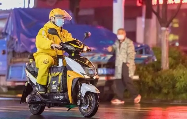 電烤雞架店面生意太好，外賣小哥都來加盟了