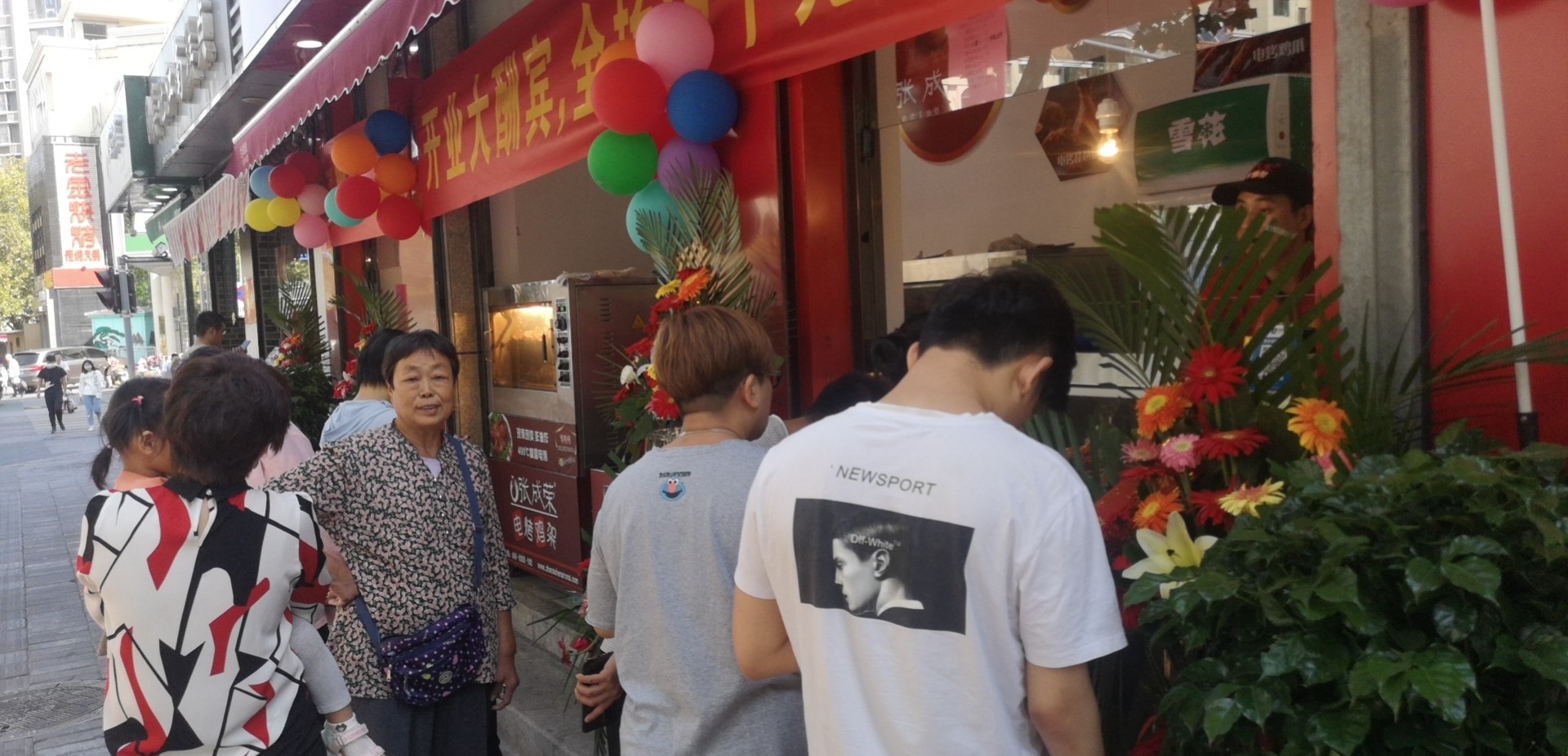 特色小吃店哪家值得投資？張成榮電烤雞架萬元投資輕松回本！